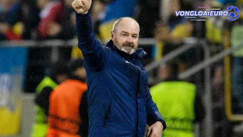 Steve Clarke cầm quân đội bóng Scotland